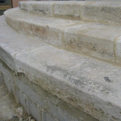 Marches anciennes en pierre calcaire / Antique limestone steps