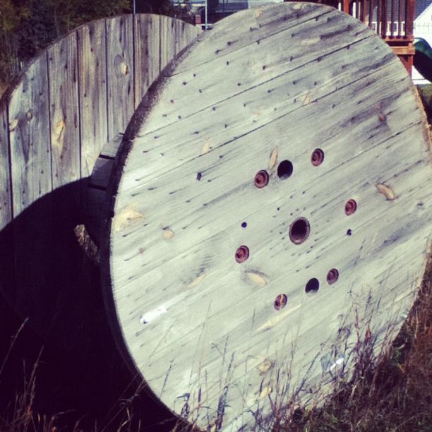 giant-wooden-spool-recrafted-from-an-old-cable-reel-into-a-table-2-c8n.jpg