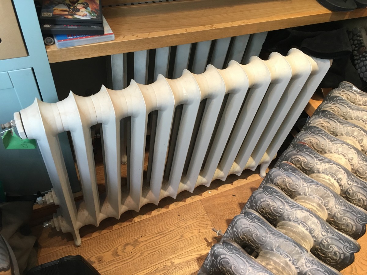 Antique & Reclaimed listings White cast iron radiator SalvoWEB UK