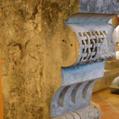 Socle en pierre calcaire / Antique carved corbel stone POA