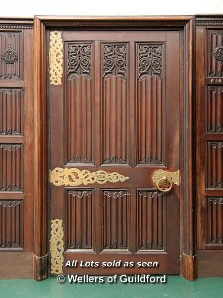 historic-linenfold-oak-panelled-room-in-robert-mills-retirement-sale-5.jpg