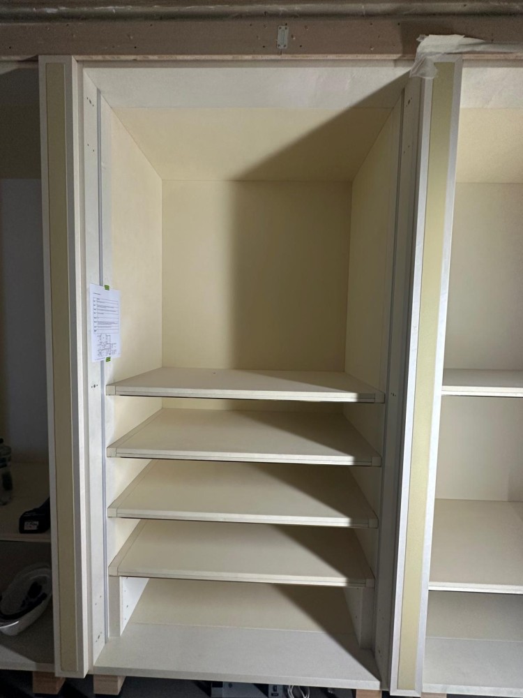 Shelved wardrobe cupboard [photo Maconda