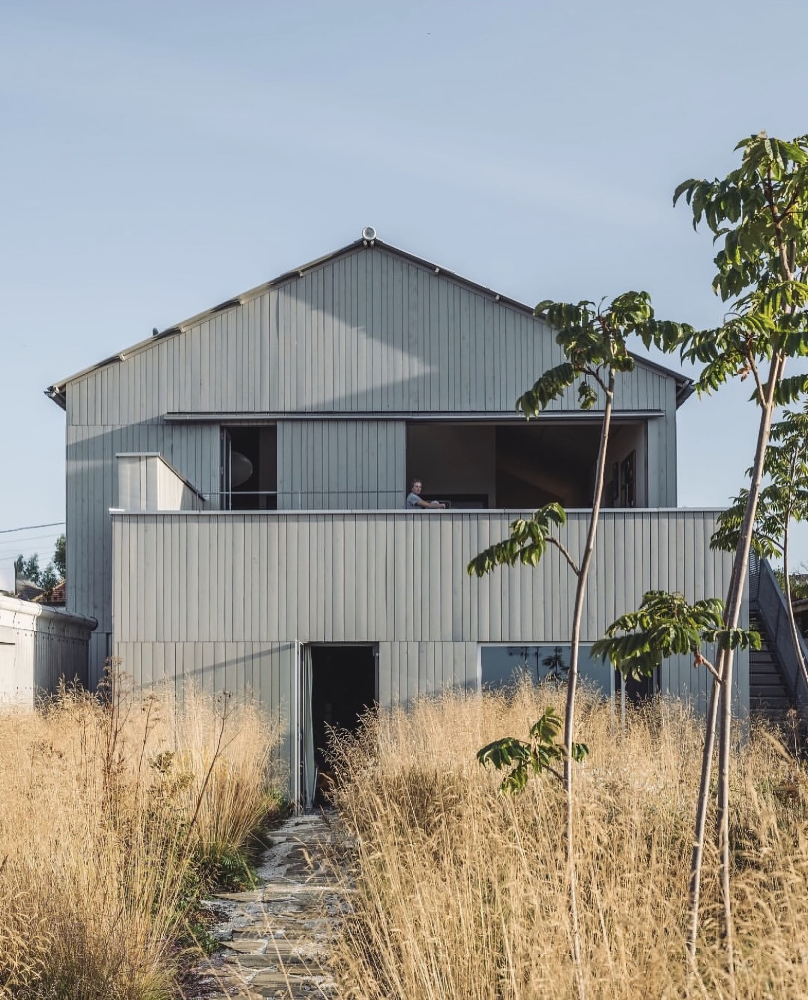 salvaged-materials-in-the-sea-sky-house-1-ukn.png