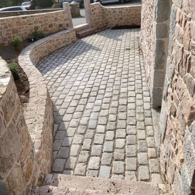 Reclaimed Mixed Granite Cobble Tops - Per SQM