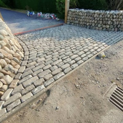 Reclaimed Elongated London Granite Cobble Setts - Bulk Bag