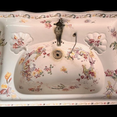 Wonderful Victorian patterned sink with original cast iron bracket