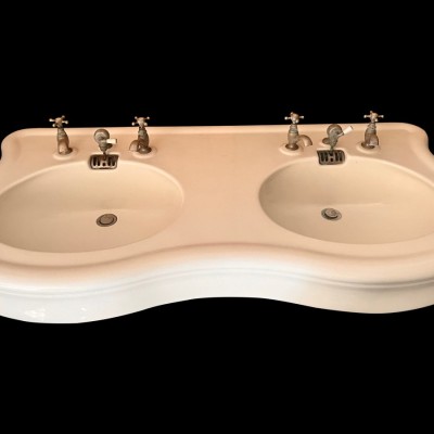 A fantastic double sink with column legs
