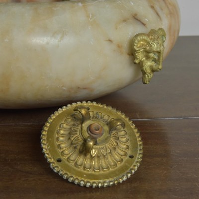 Alabaster Plafonnier Rams Mask Mounts