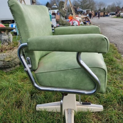 La Reine Barbers Restrocrat Chair