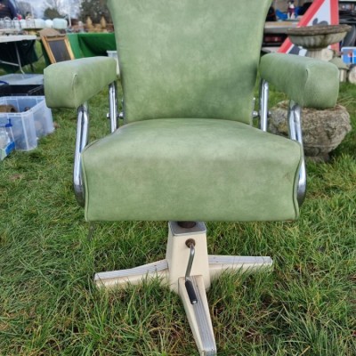 La Reine Barbers Restrocrat Chair