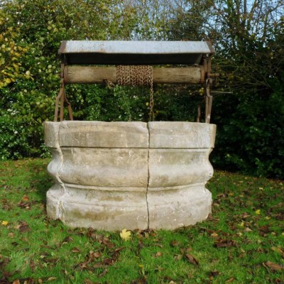 puits Louis XIV en pierre / ancient stone well-head 